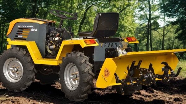 Belden kırmalı 22 HP traktör tarla içinde
