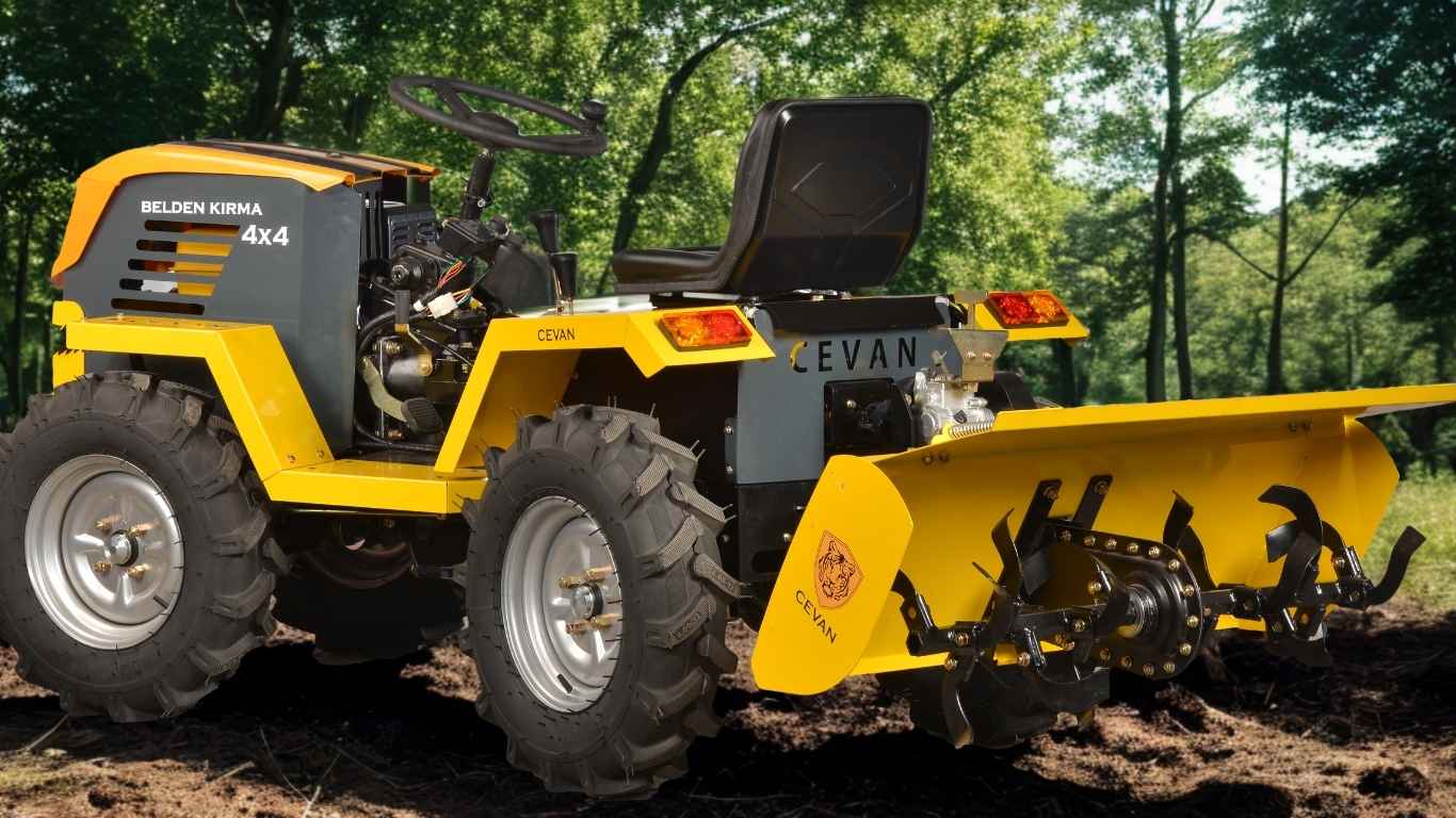 Tarla üzerinde çalışan belden kırmalı mini traktör – Cevan